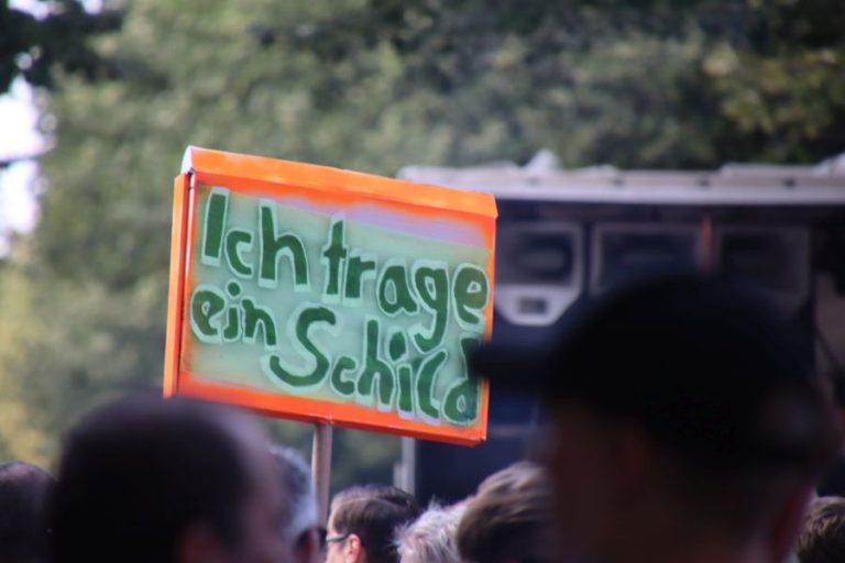 Ein mädchen ist mit jemandem zusammen, ist aber überhaupt nicht schüchtern